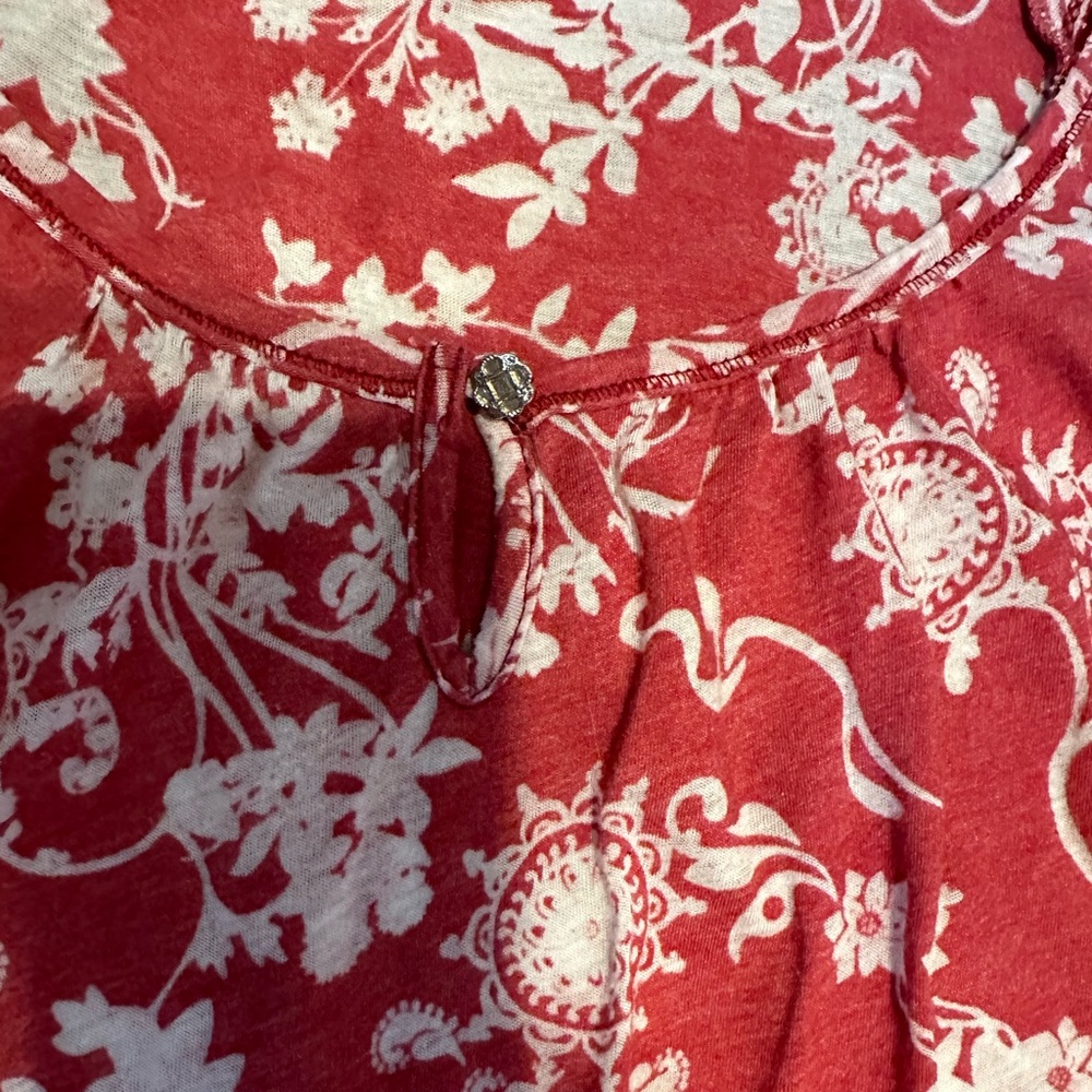BKE women’s top Size Small. Small flutter sleeve. Two fabric patterns. - Picture 5 of 5